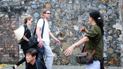 
	
	Trong lần nghỉ dưỡng tại Côn Đảo, Việt Nam cùng Brad Pitt và các con, Angelina Jolie luôn mang theo nón lá bên mình trong những chuyến tham quan tại đây.